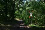 Das Andreaskreuz deutet noch heute auf den stillgelegten Streckenabschnitt hin.

Berlin Wuhlheide 24.07.2018