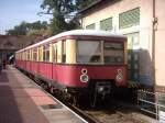 Viertelzug der Berliner S-Bahn in Buckow (Mrk. Schweiz). Man beachte den Stromabnehmer auf dem Dach. Ziel der hiesigen Eisenbahnfreunde ist die Wiederherstellung als Original Peenemnder! 