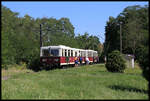 Der Personenzug aus Buckow ist hier am 10.9.2023 in Müncheberg angekommen. Gegenüber dem Bahnhofsgebäude endet am Waldrand der Gleisanschluss der Buckower Kleinbahn. Fahrgäste, die von der Hauptbahn auf die Kleinbahn umsteigen wollen, können diesen Bereich durch eine Fußgänger Unterführung erreichen. Übrigens war an diesem Tag starker Ausflugsverkehr zu beobachten. Die Kleinbahn wurde stündlich von zahlreichen Fahrgästen genutzt.