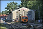 Bei meinem Besuch im Bahnhof Buckow am 10.9.2023 lag die Fahrzeugremise der Buckower Kleinbahn bis zur Mittagszeit noch im Halbschatten des angrenzenden Waldes. Vor der Remise stand ein SKL aus der alten Reichsbahn Ära.