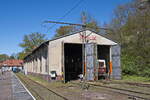 Blick auf die Werkstatt der Buckower Kleinbahn am 29. April 2024, im hinteren Teil steht BR 279 003-8. 