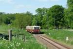 In der Nhe der Ortschaft Dahmsdorf fhrt die Bahn ein kleines Stck an Wiesen und Feldern vorbei.