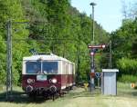 Einfahrt der Buckower Kleinbahn, die gerade aus Müncheberg kommt, in Buckow. Eine große Verkehrsbedeutung hat diese an Wochenenden und Feiertagen verkehrende Kleinbahn nicht mehr, dennoch wird der Betrieb liebevoll von den Vereinsmitgliedern aufrecht erhalten. Müncheberg liegt an der stündlich fahrenden Regionalbahnlinie 26 (Berlin - Kostrzyn), Buckow ist ein staatlich anerkannter Kneipp-Kurort - ein Ausflug lohnt sich immer. 24.5.2015