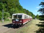 Die Buckower Kleinbahn fährt nun schon seit 85 Jahren elektrisch (zuvor mit Dampf). Die aktuellen Fahrzeuge stammen aus dem Jahre 1980 und sind ein schön anzusehendes Zeugnis des Improvisationstalentes im DDR-Schienenfahrzeugbau. Da eine Neubeschaffung nicht in Frage kam, entschied man sich, vorhandene Teile aus Berliner S-Bahnen (Fenster, Sitze, Inneneinrichtung), Halberstädter Wagen (Türen) und Gothaer Triebwagen (Fahrmotoren) zu nutzen, um daraus diese neuen Fahrzeuge zu bauen. 24.5.2015, Buckow