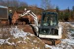 Arbeitseinsatz des Original-Fortuna-Grubenzuges am 11.02.2012  --  Da der Aushub zum Teil richtig festgebacken war, kam beim Entladen ein Minibagger zur Hilfe.