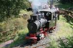 Fahrtag beim Feld- und Grubenbahnmuseum Fortuna am 10.09.2006: Lok 4 fhrt in voller Fahrt durch die unteren Talkurve und befrdert den Zug mit viel Schwung den Gegenhang hinauf.
