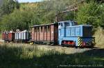 Fahrtag beim Feld- und Grubenbahnmuseum Fortuna am 10.09.2006: Lok 26 (LKM V 10 C) fhrt mit dem Museumszug vom unteren Bahnhof zurck zum Museums-Kerngelnde. Wegen der Brandgefahr drfen die Dampfloks die Zge nur bergab mit geschlossenem Regler durch die Waldstrecke befrdern.