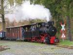 Fahrtag beim Feld- und Grubenbahnmuseum Fortuna am 01.05.2006: Lok 4  MARTHA  mit Museumszug am Ausgang des Waldstcks.