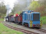 Fahrtag beim Feld- und Grubenbahnmuseum Fortuna am 01.05.2006: Lok 26 (LKM V10C) mit Museumszug im unteren Bahnhof, kurz vor dem Rcktransport des Zuges bergauf durch den Wald (Dampflokverbot).