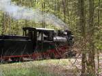 Fahrtag beim Feld- und Grubenbahnmuseum Fortuna am 01.05.2006: Lok 4  MARTHA  hat den Regler geschlossen und fhrt in das Waldstck.
