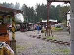 Fahrtag beim Feld- und Grubenbahnmuseum Fortuna am 01.05.2006: Blick von der Torausfahrt auf den Museumszug. Links der offene Lorenunterstand, rechts der alte Verladekran.