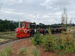 Im Karls Erlebnisdorf Döbeln dreht seit 2025 auch die Feldbahn LPG  Rote Rübe  täglich mit den Besuchern ihre Runden; 30.07.2025.