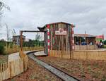 Der Bahnhof von der Feldbahn LPG  Rote Rübe , am 30.07.2025 im Karls Erlebnisdorf Döbeln.