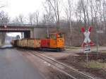 Schmalspurlok 6945 mit einem Gterzug bestehende aus Torfwagens auf die Torfbahn zwischen Westermoor und Sedelsberg bei Sedelsberg am 19-3-2010.