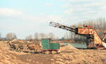 Diema Nr 2487 mit Loren am Eimerkettenbagger der Ziegelei Meyer in Vrasselt, 09.03.1984.