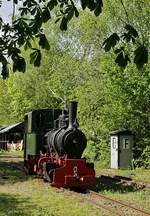 Nach dem Umsetzen über Gleis 1 kuppelt Lok 4 der Gillbachbahn am 22.04.2019 wieder an den Zug an