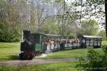 Die B'Bn4vt Mallet-Lokomotive FFM 13 befindet sich mit ihrem stilreinen Brigadewagen Personenzug kurz vor der Einfahrt in das Rebstock Gelnde - FFM Modellbautag 04.05.2008 - Weitere Fotos siehe auch