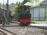 Eine Dampflok beim Umsetzen in Bahnhofs- und Bwgelnde.