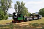 FFM Feldbahnfest  Von der Landwirtschaft zur Kleinbahn  - 04.06.2011 -- Personenzug mit der FFM Lok 13  Mallet  und Brigadewagen am Weiher im Rebstockpark, hier auf der Rckfahrt zum Museumsgelnde.