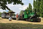 FFM Feldbahnfest  Von der Landwirtschaft zur Kleinbahn  - 04.06.2011 -- Die FFM 1  BESIGHEIM  setzt in der Endstation Kaiserdamm erneut vor den Personenzug, um diesen in Blde weiter zu befrdern. -- Weitere Fotos vom FFM Feldbahnfest 2011 siehe auch auf http://www.schmalspuralbum.de/

