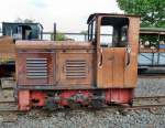 Ns2f des Feldbahnmuseums Frankfurt am 01. Sept. 2013. Eine typische Feldbahnlok der DDR von LKM Babelsberg in authentischen Look eines Arbeitsgerätes. Der B-Kuppler wird mit Blindwellenantrieb über Kuppelstangen bewegt, leistet 37 PS mit 3 Gängen. Er hat 6,2 t Fahrmasse und erreicht V max. 15 km/h. 
P.S.: Fährt notfalls auch neben der Schiene weiter, wie wir im Harz/Clausthal mit einer gleichen Maschine festellen konnten. Ein schönes Gerät, das richtig was wegschaffen kann und super zu fahren ist!