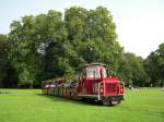 Karlsruhe 2005 - Im Stadtgarten von Karlsruhe dreht am 03.09.2005 dieser Zug seine Runden, natrlich voll besetzt! Ob die Fahrgste in diesem Zug auch allesamt zu den Kunden der groen Bahn gehren?