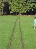 Wer zum ersten Mal durch den Schlossgarten wandert, wundert sich, was da wohl fhrt, der Golfcaddy?