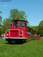 09.04.2011, Schlossgartenbahn Karlsruhe. Die Diesellok VBK 60 mit Ihrem Zug, hier kurz vor dem Bahnhof.