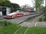 Die Porsche Lok mit dem Otmar Alt Zug im Bahnhof Tanzbrunnen im Klner Rheinpark am 1.5.10