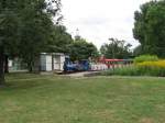 Kleinbahn im Rheinpark Kln aufgenommen beim Halt an der Station  Tanzbrunnen  am 12.8.13