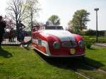 Die Porsche-Lok fhrt aus dem Bahnhof  Tanzbrunnen .Kleinbahn im Rheinpark in Kln am 24.4.10.