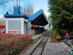 Der Bahnhof vom Legoland Express in Günzburg am 14.10.2025.