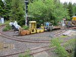 Die kleine Lichtenhainer Waldeisenbahn an der Bergstation in Lichtenhain.Hier das kleine Bw mit ein paar abgestellten Fahrzeugen.Aufgenommen am 27.Mai 2020.