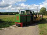 Grne Ns2f der Niederwrschnitzer Ziegeleibahn/Feldbahn am 26.8.2012 kurz vor dem Haltepunkt Alte Ziegelei.