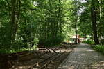 Blick auf das Gleisbaulager bei der Parkeisenbahn Chemnitz. Der Weg ist frei zugänglich.

Chemnitz 15.08.2021