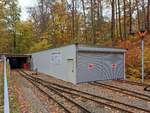Der Lok- & Wagenschuppen der Parkeisenbahn Gera, am 31.10.2025 im Bf Wolfsgehege.