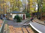 Der Bahnhof Martinsgrund der Parkeisenbahn Gera am 31.10.2025 im Tierpark Gera.