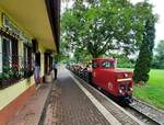 Lok 1 der Parkeisenbahn Leipzig am 05.08.2021 mit einem Zug im Bahnhof Auensee.
