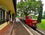 Lok 1 der Parkeisenbahn Leipzig am 05.08.2021 mit einem Zug im Bahnhof Auensee.