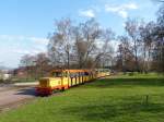 Mit der Parkeisenbahn in den Frhling - noch sind die Bume kahl, das wird sich aber bald ndern.