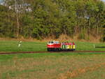 Die EL 9-002 der Parkeisenbahn Vatterode mit einem Zug vom Wippergrund nach Mansfeld Schleife, am 02.10.20216 an der Biesenröder Straße.