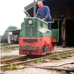 12. Juli 1996	Torfbahn Adelstetten bei Freilassing, Die Deutz-Grubenlok wurde 1960 gebaut und war vor ihrem Dienst in Ainring im Bergwerk Peisssenberg beheimatet. Der Motor (A2M514) hat eine Leistung von 20 PS. Die Lok ist mit zwei weiteren bei Arbeitseinsätzen und Führungen mit Besuchergruppen beim Verein  Freunde Ainringer Moos e.V.  weiterhin im Einsatz.