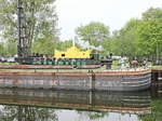 Die Krauss-Lokomotive aus Nürnberg auf 500 mm Spurweite fährt durch den alten Hafen im Ziegeleipark Mildenberg am 13. Mai 2017.
