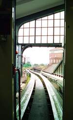 M-Bahn Berlin__Blick aus der (auch während der Test-Fahrten) geöffneten Fronttür der M-Bahn  aus dem U-Bhf.'Gleisdreieck' Richtung 'Kemperplatz'.