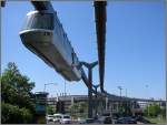 Der Dsseldorfer Skytrain, unterwegs zwischen dem Flughafenterminal und dem Fernbahnhof.