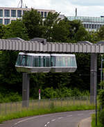 Der SkyTrain Düsseldorf Flughafen, ein Zug (zwei aneinander gekoppelten Kabinen) hat am 26 Mai 2024 die Station Fernbahnhof verlassen und fährt in Richtung Terminal. 

Die vollautomatische Kabinenbahn (fahrerloser Betrieb), die rund 2,5 km lange doppelgleisige Strecke verläuft in etwa 10 Metern Höhe.  Der SkyTrain bringt einen in sieben Minuten (mit bis zu 50 km/h) vom Fernbahnhof zum Terminal. Die Haltestellen sind der Bahnhof Düsseldorf Flughafen, das Parkhaus P4/P5, das Terminal A/B sowie das Terminal C. Die Haltepunkte werden auf Deutsch und Englisch angesagt. Alle Kabinen verfügen über großflächige Panoramafenster und ausreichenden Stauraum für Gepäck. Die Kabinen besitzen außenliegende Schiebetüren und Überstiegstüren an den beiden Stirnseiten.

In Deutschland ist das System der Straßenbahn-Bau- und Betriebsordnung (BOStrab) unterworfen und gilt nach § 4 Abs. 2 PBefG als (vom sonstigen Verkehr) unabhängige Bahn, die dementsprechend auch automatisch, d. h. ohne Fahrpersonal in den Fahrzeugen, betrieben werden darf.

SkyTrain Düsseldorf verfügt über 6 Züge mit je 2 festgekuppelten Kabinen sowie1 Sonderfahrzeug. Die Beförderungskapazität beträgt rund 2.000 Fahrgäste pro Stunde und Richtung, ca. 90 Fahrgäste pro Zug.

Basierend auf der von Siemens Transportation Systems entwickelten Hängebahn-Technologie bestehen die Fahrzeuge aus den Hauptkomponenten Kabine und Fahrwerke.

Eine Kabine ist über vier niveaugeregelte Luftfedern mit hydraulischer Dämpfung an den beiden Fahrwerken befestigt. Die tragende Kabinenstruktur wurde aus hochfesten Aluminium-Strangpreßprofilen aufgebaut, die sich durch hohe Korrosionsfestigkeit und Steifigkeit bei niedrigem Gewicht auszeichnet. Im Inneren der Kabine befinden sich neben 15 Sitz- und 32 Stehplätzen für die Fahrgäste auch alle Betriebsmittel zur Steuerung und Überwachung der Fahrzeugkomponenten. Diese sind in speziellen Geräteschränken untergebracht. Im Bedarfsfall können die Fahrzeuge auch im Handbetrieb mit Fahrern gesteuert werden.

Seit dem 1. Juli 2002 ist der SkyTrain am Flughafen Düsseldorf im Betrieb. Baubeginn war im November 1996. Zuerst wurde der Abschnitt zwischen dem Fernbahnhof und dem Terminal A/B in Betrieb genommen. Diese Strecke ist 2,5 Kilometer lang und weist bis zu 4 % Steigung auf. Der letzte, rund 250 Meter lange Abschnitt bis Terminal C wurde rund 1½ Jahre später mit der Fertigstellung des Terminals eröffnet. Die Baukosten beliefen sich auf rund 150 Millionen Euro, von denen der Flughafen-Bahnhof 35 Millionen Euro verschlang. 62 % der Baukosten wurden durch Fördermittel erbracht.

Auf der Strecke verkehren bis zu sechs Züge aus je zwei aneinander gekoppelten Kabinen, die je 18,4 Meter lang und 2,56 Meter breit sind und mit einer Spannung von 400 Volt betrieben werden. Jeder Zwei-Wagen-Zug bietet 64 Steh- und 30 Sitzplätze. Bei einem Dreiminutentakt befördert die Bahn bis zu 2000 Fahrgäste in der Stunde, jeweils von 3:45 Uhr bis 0:45 Uhr. Die Strecke wird mit einer Reisegeschwindigkeit von 21 km/h im Schnitt in sieben Minuten durchfahren, die Höchstgeschwindigkeit beträgt 50 km/h.

In ihrer Anfangsphase hatte die Bahn mehrfach Probleme mit der sensiblen Auslegung der Sicherheitssysteme, die unbegründete Notbremsungen auf offener Strecke zur Folge hatten. Dies führte phasenweise zur Einstellung des Betriebs. Am 7. Dezember 2006 wurde der SkyTrain vom Flughafen endgültig abgenommen. Nach Aussage des Flughafens wurde vor der Abnahme eine Verfügbarkeit des Systems von über 99 % nachgewiesen. Siemens bleibt Betreiber der Anlage und haftet auch für weitere Ausfälle der Bahn über die Gewährleistungszeit von 25 Jahren.

ANTRIEBSSYSTEM
Die vier Gleichstrommotoren werden über thyristorgesteuerte Stromrichtergeräte betrieben. Die Spannungsversorgung erfolgt mit 400 Volt aus dem Drehstromnetz. Die Bremsenergie wird in das Versorgungsnetz zurückgespeist und damit den anderen Fahrzeugen zur Beschleunigung bzw. zum Fahren zur Verfügung gestellt.

Die von einem Fahrzeug aufgenommene Spitzenleistung beträgt 225 kVA. Die beiden Fahrwerke (einer Kabine) laufen auf 4 gummibandagierten Trag- und Treibrädern in einem kastenförmigen Fahrweg-Träger (einem unten geschlitzten Hohlkastenträger) und werden von 16 Führungsrollen mit Hartgummibandagen (je 4 Doppelrollen vorne und hinten) geführt und somit in der Spur halten. Es ist damit wesentlich komplexer aufgebaut als ein Fahrwerk der Wuppertaler Schwebebahn, das aus lediglich 2 Rädern besteht. Im Innern des Fahrbahnträgers (Hohlkastenträger) laufen die Fahrwerke weitgehend witterungsgeschützt, zudem sind so die Führung und Stromversorgung wettergeschützt.Das Antriebssystem eines Fahrzeuges besteht aus zwei weitestgehend unabhängigen, redundanten Einheiten, die wiederum über je zwei parallelgeschaltete Fahrmotoren verfügen. Beim Ausfall eines Systems kann die Fahrt also bis zur Endhaltestelle fortgesetzt werden.

Die Stromabnahme läuft über vier seitlich angebrachte Stromschienen, dabei wird Dreiphasenwechselstrom (Drehstrom) mit einer Spannung von 400 Volt übertragen, der ohne Umformer und eigene Umspannstationen direkt aus dem Drehstromnetz genommen wird. Darüber liegen Linienleiter zur drahtlosen Übertragung von Daten zwischen Fahrzeug und Leitstand.

Weichen ermöglichen Verzweigungen des Fahrwegs. Bahnsteigtüren verhindern Abstürze aus hoch gelegenen Bahnhöfen bzw. ein Betreten der Gleisbereiche.

Die H-Bahn wird von einer zentralen Leitstelle aus überwacht und kommt so ohne Fahrpersonal in den Zügen aus. Sie könnte auch je nach Auslastung, im Takt- oder im Rufbetrieb eingesetzt werden, wobei im letzteren der Fahrgast sich die Kabine wie einen Personenaufzug per Knopfdruck „bestellt“.

TECHNISCHE DATEN DES ANTRIEBS: 
Fahrspannung: 3 x 400 V, 50 Hz
Nennleistung Fahrmotoren: 4 x 31,5 kW
Drehzahlbereich: 0..3290 U/min
Nenndrehmoment:  4 x 90 Nm
Antriebskraft (Nennwert): 8,4 kN
Antriebskraft (Anfahrzugkraft): 16,8 kN
betriebliche Beschleunigung: 1 m/s²
betriebliche Verzögerung: 1 m/s²
Sicherheitstechnische Verzögerung: > 1,5 m/s²
Höchstgeschwindigkeit: 13,9 m/s (50 km/h)
Positioniergenauigkeit: ± 3 cm
Fahrgeräusch (bei 50 km/h in 25 m Entfernung) < 65 dB/A

TECHNISCHE DATEN einer Kabine:
Länge über Kupplungen:  9.200 mm
Länge der Kabine: 8.232 mm
Breite der Kabine: 2.244 mm
Höhe der Kabine: 2.623 mm
Lichte Weite eine Fahrgasttür: 1.350 mm (2x je Längsseite einer Kabine)
Mittenabstand Fahrgasttüren: 4.600 mm
Mittenabstand Fahrwerke: 5.689 mm
Gewicht eines Fahrwerks: 1.750 kg
Leergewicht einer Kabine : 4.955 kg
Leergewicht Fahrzeug: 8.455 kg (1 Kabine mit 2 Fahrwerken)
Zuladung (nach BOStrab): 4.923 kg
zulässiges Gesamtgewicht: 13.378 kg
Sitzplätze: 15
Stehplatze: 32