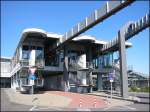 Der DB-Fernbahnhof am Flughafen in Dsseldorf und die Terminals des Flughafens sind seit Juli 2002 ber eine Distanz von rund 2,5 Kilometern mit der automatisch gesteuerten Hngebahn Skytrain