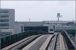 Von Terminal zu Terminal -

Zwischen Terminal 1 und Terminal 2 des Frankfurter Flughafens verkehrt seit 1994 die SkyLine, ein vollautomatisches Personen-Transport-System auf Luftreifen. In der Mitte der Fahrbahn befinden sich die Führungs- und Stromschienen.

27.07.2019 (M)
