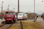 Schienen-Straßen-Bus BS 300 (Schi-Stra-Bus) & im Hintergrund war ICE 401 011-2 Triebkopf DB zu Gast, neben Transrapid 07  Max Bögl  im Eisenbahnmuseum Bochum Dahlhausen, März 2025.