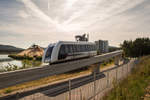 Bögl-Transrapid auf der werkseigenen Teststrecke bei Sengenthal am 11.09.2018.

Weitere Informationen zum Bögl-Transrapid unter:
https://www.ingenieur.de/technik/fachbereiche/verkehr/boegl-hat-heimlich-transrapid-fuer-nahverkehr-weiterentwickelt/
https://www.wiwo.de/unternehmen/industrie/magnetschwebebahn-deutscher-mittelstaendler-will-den-transrapid-wiederbeleben/22791120.html

Am 17.02.2020 teilte Verkehrsminister Scheuer in einer Pressekonferenz mit, dass z.Z. geprüft wird, ob die die Magnetschwebebahn System Bögl als Ersatz für die vormals geplante Transrapid-Verbindung München - FJS-Flughafen dienen könnte. Das Böglsystem ist wesentlich günstiger als der Transrapid. Die Baukosten werden auf bis zu 50 M€/km geschätzt. Im März soll eine 3,5 km lange Demo-Strecke in China in Betrieb gehen.
Quelle: Passauer Neue Presse, Burghauser Anzeiger, 19.02.2020